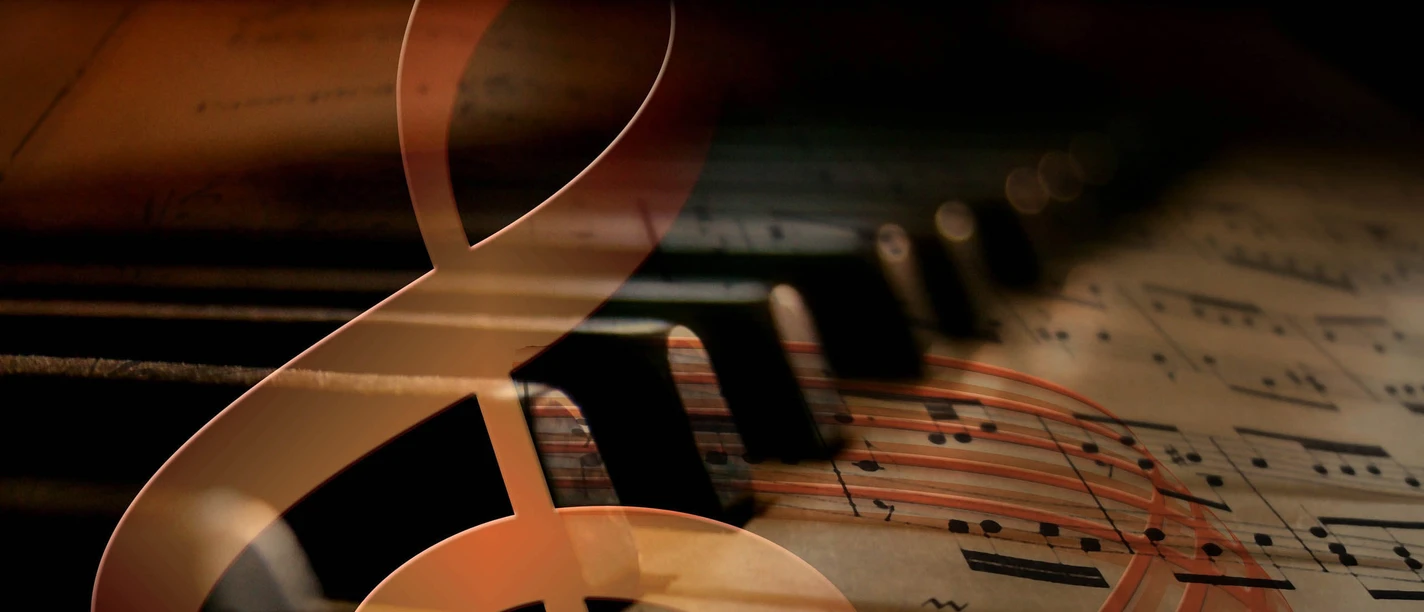 Offenes-Singen-Klang-Singraeume-Brunnenhof-Bad-Aibling.jpg Klänge auf Tasten und Noten im warmen Licht