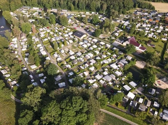 Herford-Campingplatz Elisabethsee-Luftaufnahme-Huelsewig.JPG Luftaufnahme eines großen Campingplatzes mit Wohnwagen, Bäumen und einem angrenzenden See.