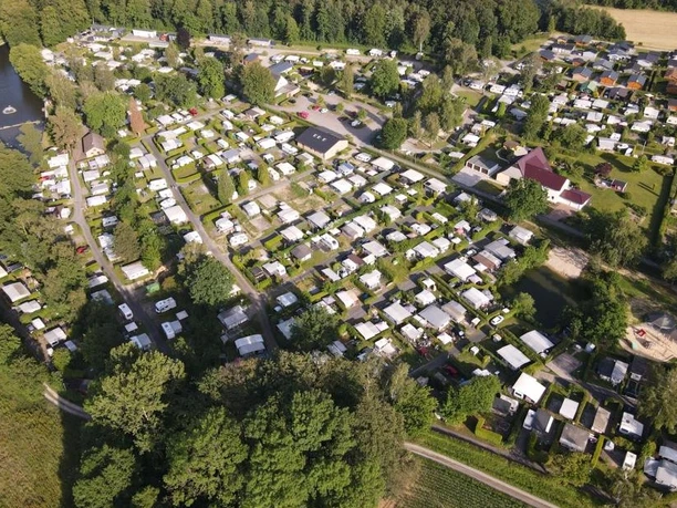 Herford-Campingplatz Elisabethsee-Luftaufnahme-Huelsewig.JPG Luftaufnahme eines großen Campingplatzes mit Wohnwagen, Bäumen und einem angrenzenden See.