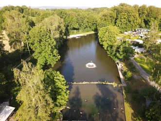 Herford-Campingplatz Elisabethsee-Wehr-Huelsewig.JPG Campingplatz mit ruhigem Teich, Wäldern umrahmt, nahe des Elisabethsees, ideal für Erholungssuchende.