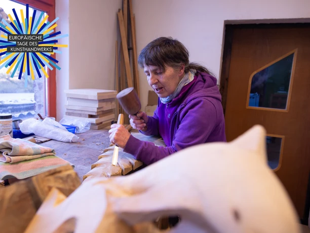 Holzschmiede Herlefeld Michaela mit Logo