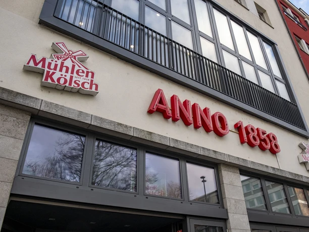 Brauerei zur Malzmühle Eingang zur Brauerei zur Malzmühle durch eine rustikale Holztür.