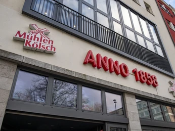 brewery “Zur Malzmühle” Eingang zur Brauerei zur Malzmühle durch eine rustikale Holztür.The entrance to the brewery at the malt mill is through a rustic wooden door.