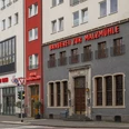 Brauerei zur Malzmühle Modernes graues Gebäude mit Neoaufschrift "Brauerei zur Malzmühle".Modern gray building with neo-inscription “Brauerei zur Malzmühle”.