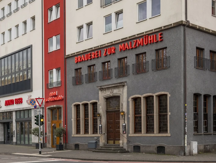 Brewery 'Zur Malzmühle' Modernes graues Gebäude mit Neoaufschrift "Brauerei zur Malzmühle".Modern gray building with neo-inscription “Brauerei zur Malzmühle”.