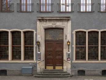 Brauerei zur Malzmühle Eingang zur Brauerei zur Malzmühle durch eine rustikale Holztür.The entrance to the brewery at the malt mill is through a rustic wooden door.