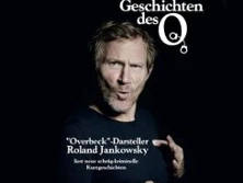 Roland Jankowsky, bekannt als Overbeck, liest in einer dramatischen Pose aus kriminellen Geschichten.