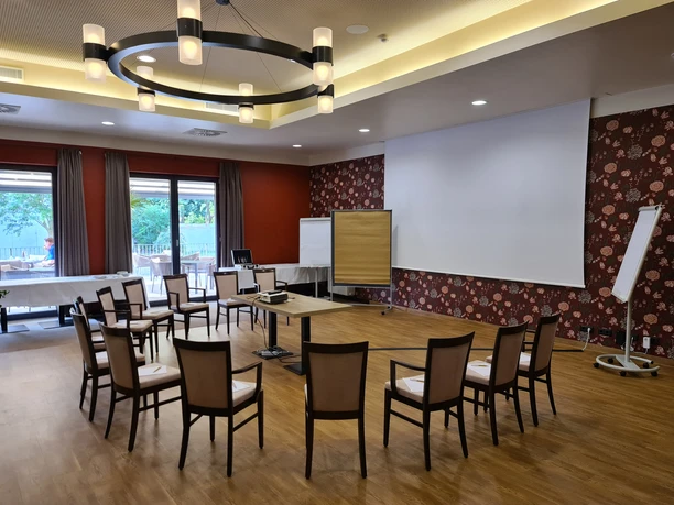 schlosshotel-blankenburg-tagungsraum-mit-stuhlkreis.jpg Schlosshotel Blankenburg - Tagungsraum mit Stuhlkreis
