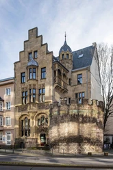 Römerturm Der beeindruckende Römerturm in Köln kombiniert mittelalterliche Architektur mit modernen Elementen.