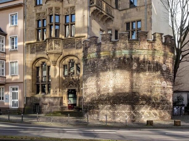 Römerturm Der beeindruckende Römerturm in Köln kombiniert mittelalterliche Architektur mit modernen Elementen.