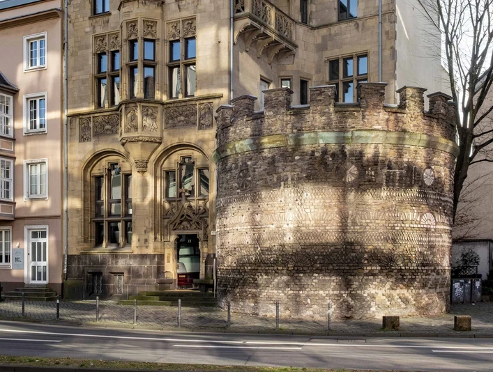 Roman tower Der beeindruckende Römerturm in Köln kombiniert mittelalterliche Architektur mit modernen Elementen.The impressive Römerturm in Cologne combines medieval architecture with modern elements.