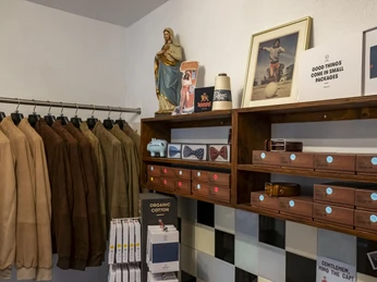 Herrenbude Zu sehen sind Jacken an einem Kleiderständer, Accessoires wie Fliegen und Tücher in Regalen sowie Retro-Dekorationen und moderne Designartikel.You can see jackets on a clothes rack, accessories such as bow ties and scarves on shelves as well as retro decorations and modern design items.