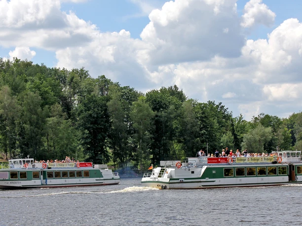 Dvě lodě osobní flotily plují přes přehradu Kriebstein