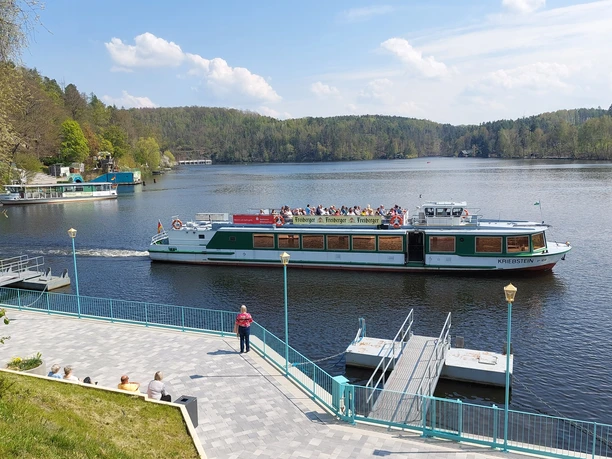 Fahrgastflotte Talsperre Kriebstein - Hafen Kriebstein Ein Schiff der Fahrgastflotte Talsperre Kriebstein verlässt den Hafen Kriebstein