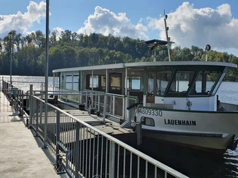 Fähre Lauenhain der Talsperre Kriebstein - Ausflugsziele in Leipzig und Region Ein Schiff liegt an einer Anlegestelle auf der Talsperre Kriebstein an