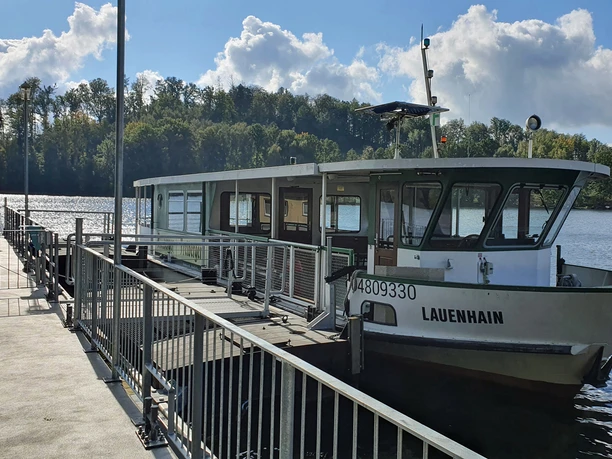 Fähre Lauenhain der Talsperre Kriebstein - Ausflugsziele in Leipzig und Region Ein Schiff liegt an einer Anlegestelle auf der Talsperre Kriebstein an