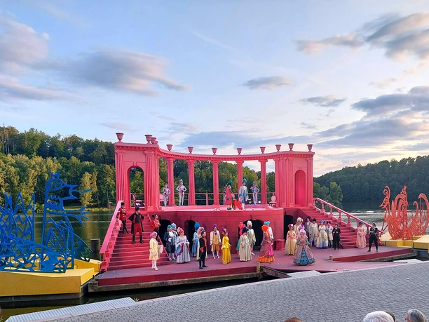 Spektakl wystawiany na Seebühne Kriebstein, pływającej scenie teatralnej, z zachodzącym słońcem w tle, Kultura, Wydarzenia