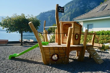 Piratenschiff auf dem Gemeindehaus Spielplatz