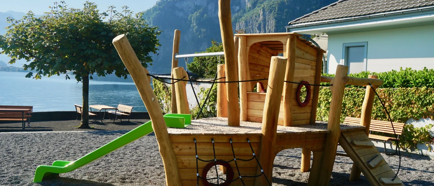 Piratenschiff auf dem Gemeindehaus Spielplatz