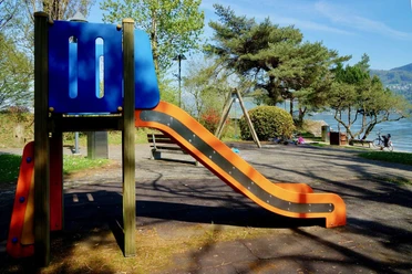 Rutsche beim Steinibach Spielplatz Hergiswil