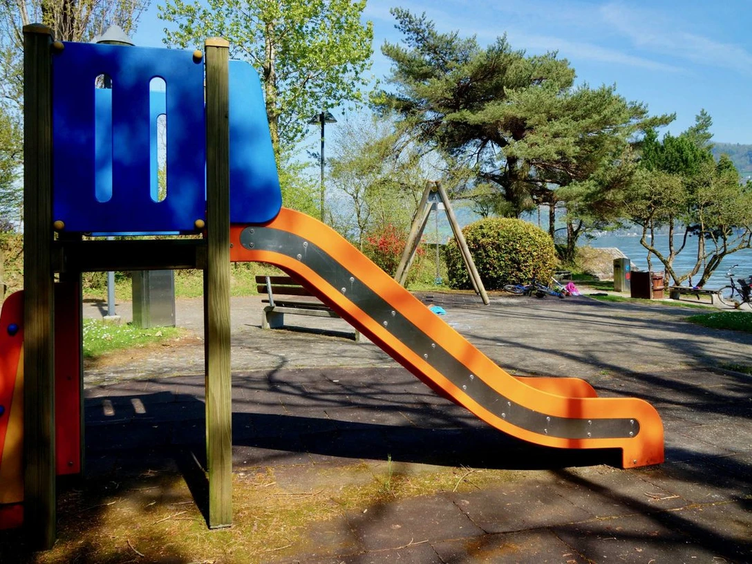 Rutsche beim Steinibach Spielplatz Hergiswil