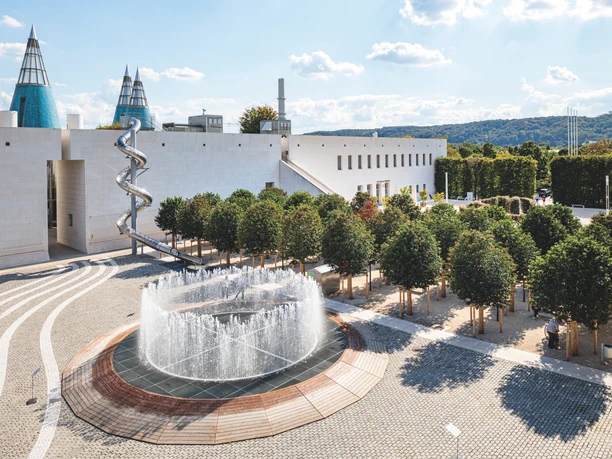 Aussenansicht Bundeskunsthalle mit Vorplatz und Dachgarten Kunst- und Ausstellungshalle der Bundesrepublik Deutschland