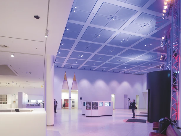 Bundeskunsthalle - Blick in das Eingangsfoyer