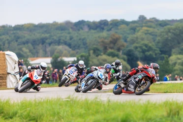 Frohburger Dreieckrennen Zu sehen sind Motorradfahren während eines Rennens beim Frohburger Dreieckrennen.