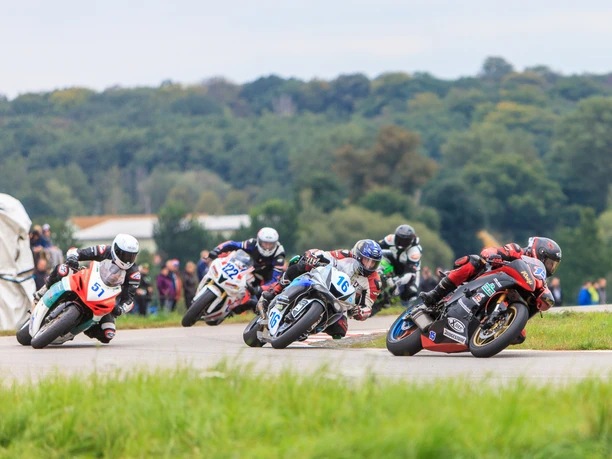 Motocyklistów można zobaczyć podczas wyścigu na Frohburger Dreieckrennen.