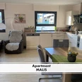 Apartment MALIS Modernes Apartment mit offenem Wohnbereich, heller Küchenzeile, Essbereich und bequemen Sitzmöbeln.