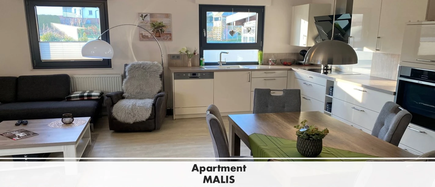 Apartment MALIS Modernes Apartment mit offenem Wohnbereich, heller Küchenzeile, Essbereich und bequemen Sitzmöbeln.