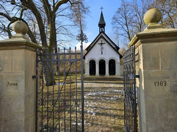 Bad Driburg_Kluskapelle Neuenheerse 1_Bad Driburger Touristik GmbH.jpeg Außenansicht der Antoniuskapelle im Winter.