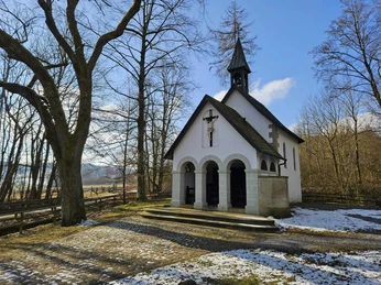 Bad Driburg_Kluskapelle Neuenheerse 2_Bad Driburger Touristik GmbH.jpeg Außenansicht der Antoniuskapelle im Winter.
