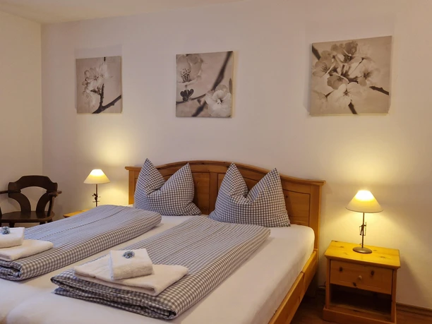 Schlafzimmer; Doppelbett