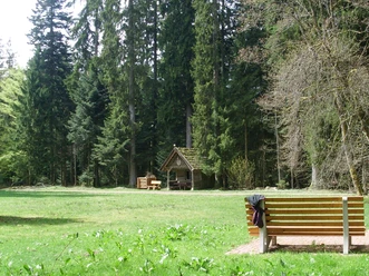 Die Goldene-Kugel-Hütte an der Waldliegewiese