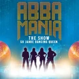 Silhouetten von Musikern stehen vor dem Schriftzug "ABBA Mania", flankiert von leuchtenden Discokugeln.