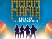 Silhouetten von Musikern stehen vor dem Schriftzug "ABBA Mania", flankiert von leuchtenden Discokugeln.