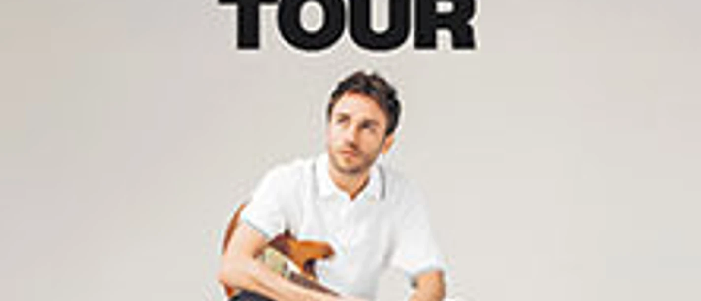 Musiker Clueso in gehockter Pose mit Gitarre vor grauem Hintergrund, Schriftzug: Clueso Déjà-vu Tour.