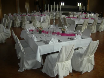 Innenansicht KuStall.JPG Festlich eingedeckte Tische im KuStall