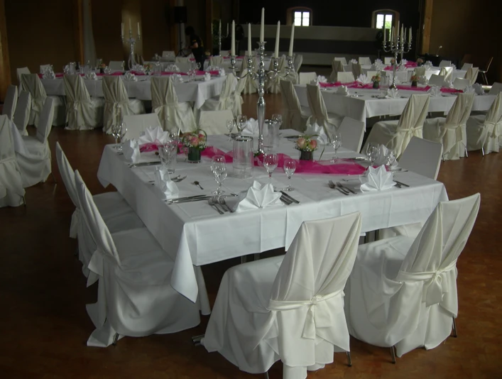 Innenansicht KuStall.JPG Festlich eingedeckte Tische im KuStall