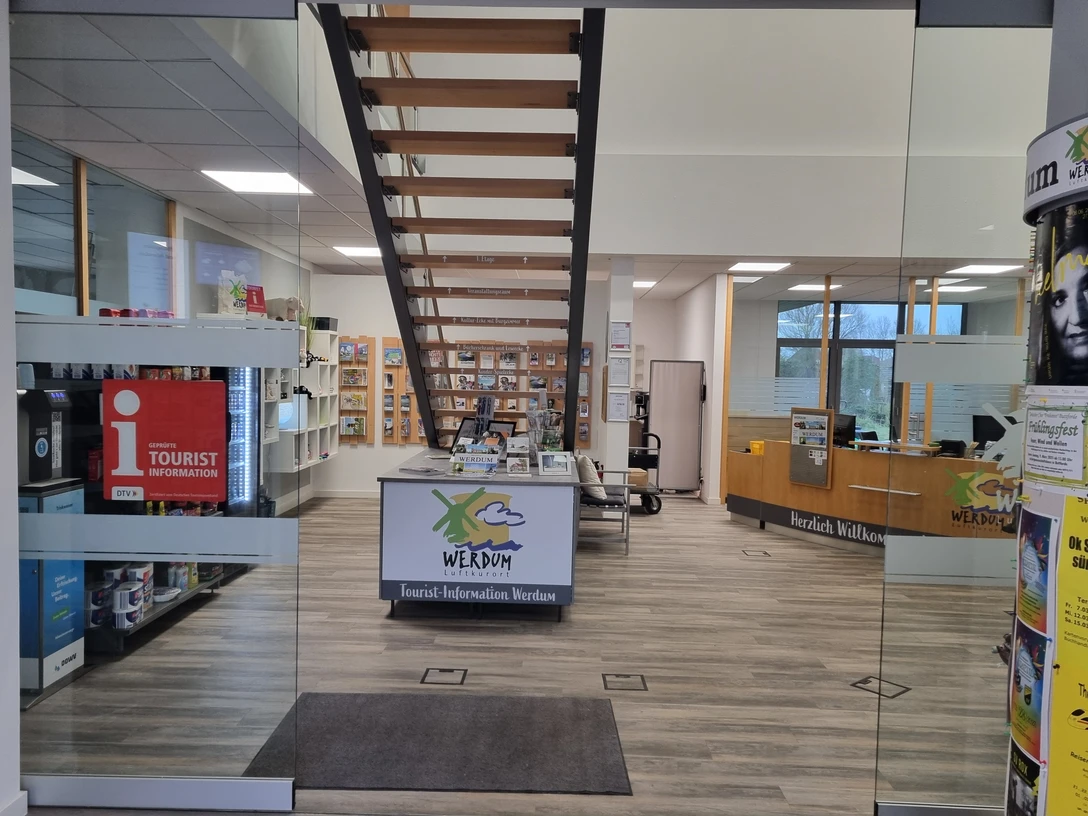 Eingang_TouristInformation_Werdum.jpg Eingangsbereich der Tourist-Information mit Counter und Treppe nach oben