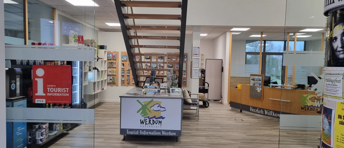 Eingang_TouristInformation_Werdum.jpg Eingangsbereich der Tourist-Information mit Counter und Treppe nach oben