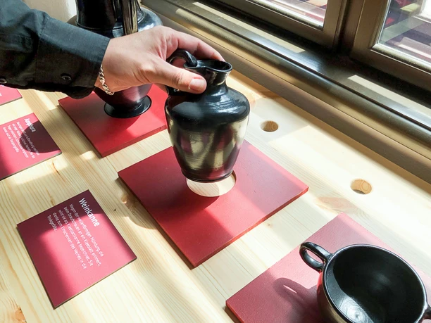 Antikenmuseum der Universität Leipzig - Barrierefreie Museen in Leipzig Eine Hand ertastet eine Weinkanne im Antikenmuseum der Universität Leipzig