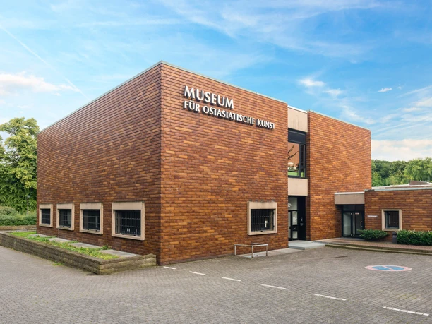 Museum für Ostasiatische Kunst Gebäude des Museums für Ostasiatische Kunst in Köln, umgeben von Bäumen.