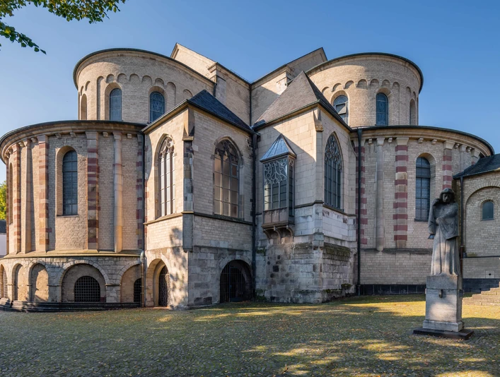 Sankt Maria im Kapitol Die imposante Basilika Sankt Maria im Kapitol zeigt römisch-gotische Architektur mit Rundbogenfriesen.The imposing Basilica of St. Mary in the Capitol features Romanesque-Gothic architecture with round-arched friezes.