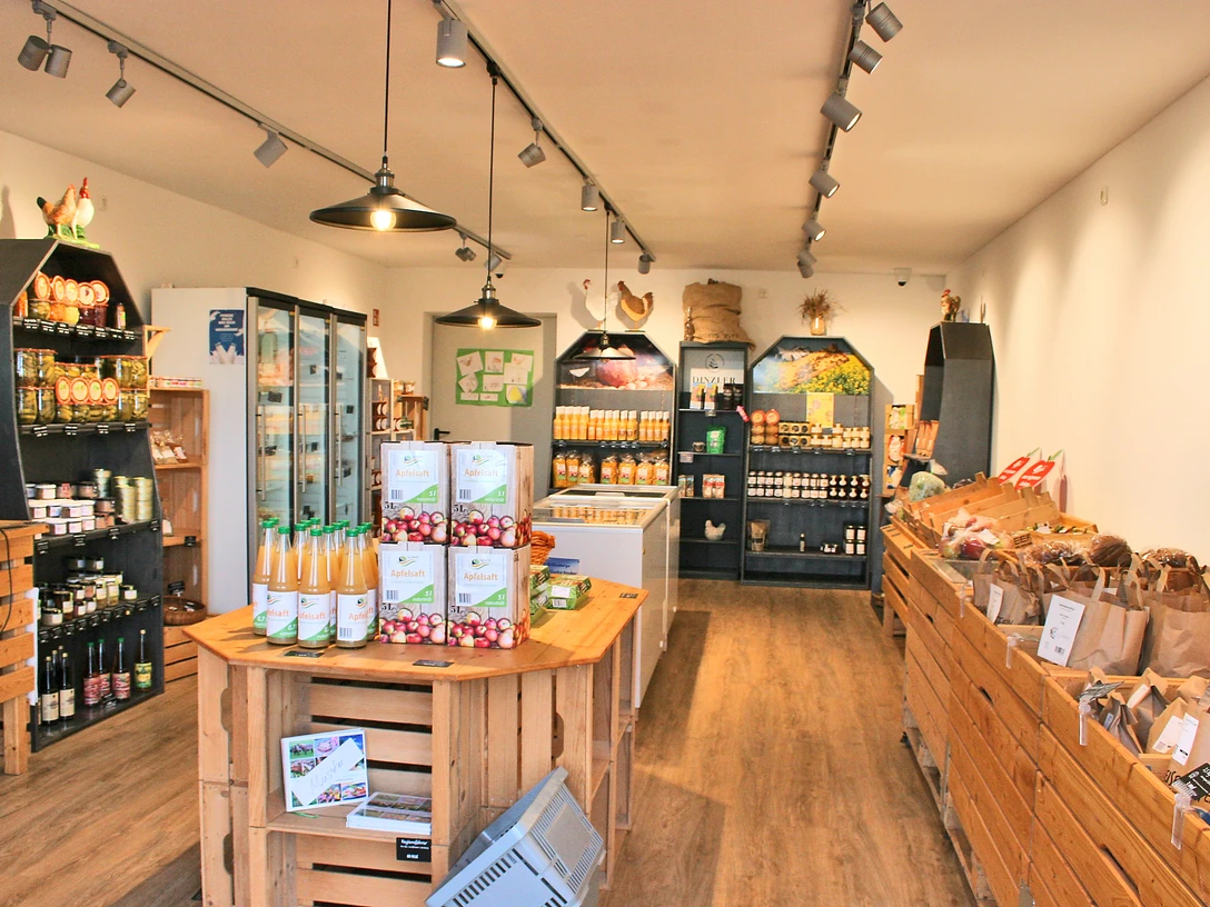 Steinberg boerderijwinkel Blick in den SB-Hofladen der Familie SteinbergView of the Steinberg family's self-service farm storeVue sur le magasin de la ferme en libre-service de la famille SteinbergUitzicht op de zelfbedieningsboederij van de familie SteinbergUdsigt til Steinberg-familiens selvbetjente gårdbutik