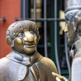Tünnes and Schäl Monument Die Bronzefigurengruppe zeigt die kölschen Originale "Tünnes und Schäl" im historischen Zentrum von Köln. Beide Figuren sind lebensecht gestaltet.The bronze figure group shows the Cologne originals "Tünnes and Schäl" in the historic center of Cologne. Both figures are designed to be lifelike.