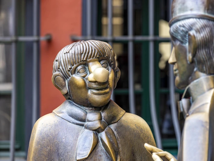 Tünnes and Schäl Monument Die Bronzefigurengruppe zeigt die kölschen Originale "Tünnes und Schäl" im historischen Zentrum von Köln. Beide Figuren sind lebensecht gestaltet.The bronze figure group shows the Cologne originals "Tünnes and Schäl" in the historic center of Cologne. Both figures are designed to be lifelike.