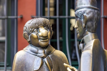 Tünnes-und-Schäl-Denkmal Die Bronzefigurengruppe zeigt die kölschen Originale "Tünnes und Schäl" im historischen Zentrum von Köln. Beide Figuren sind lebensecht gestaltet.