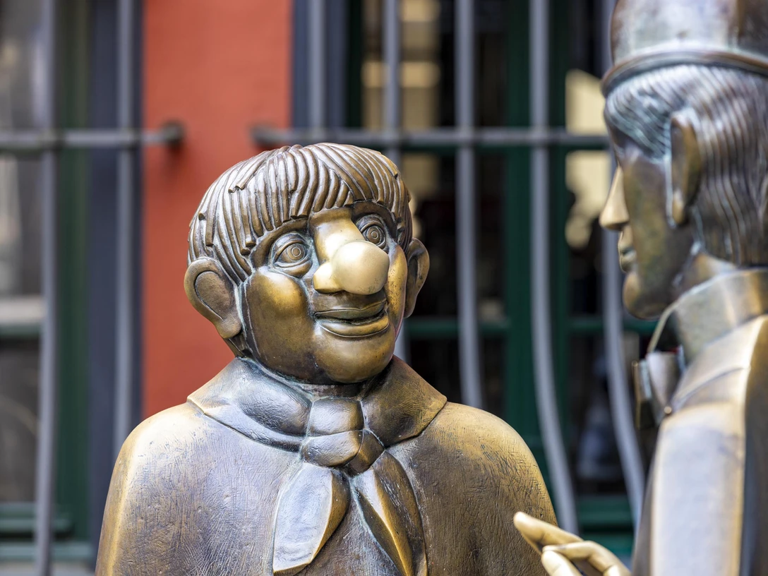 Tünnes-und-Schäl-Denkmal Die Bronzefigurengruppe zeigt die kölschen Originale "Tünnes und Schäl" im historischen Zentrum von Köln. Beide Figuren sind lebensecht gestaltet.The bronze figure group shows the Cologne originals "Tünnes and Schäl" in the historic center of Cologne. Both figures are designed to be lifelike.